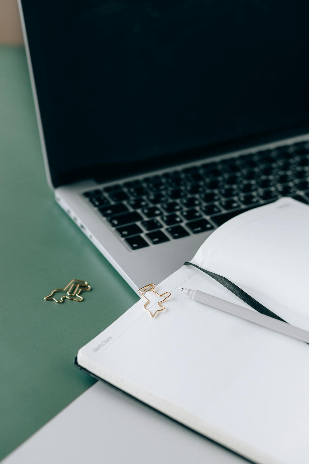 Рабочий стол с открытым блокнотом