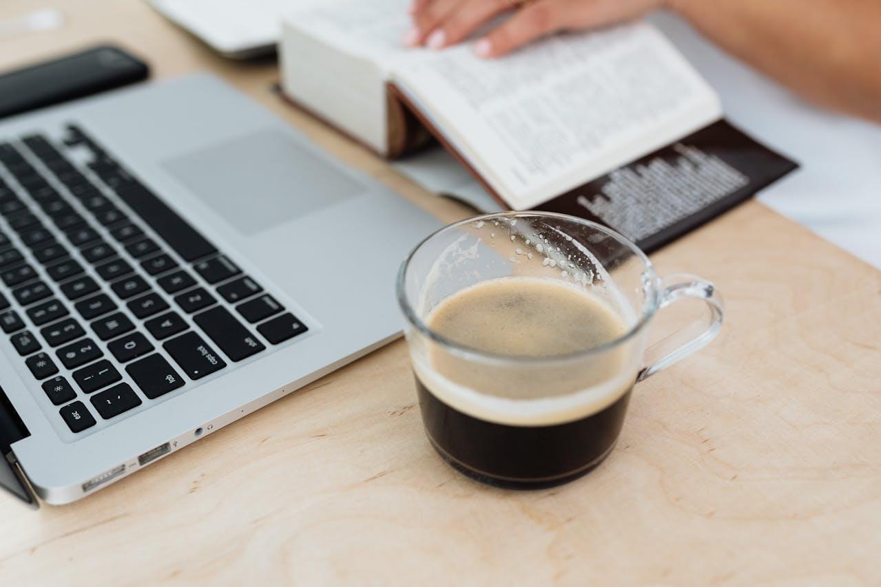 Чашка кофе на рабочем столе